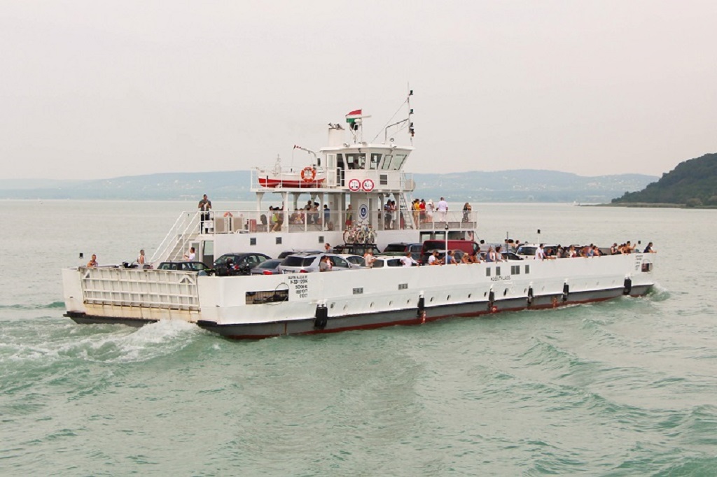 Már csak óránként jár a balatoni komp